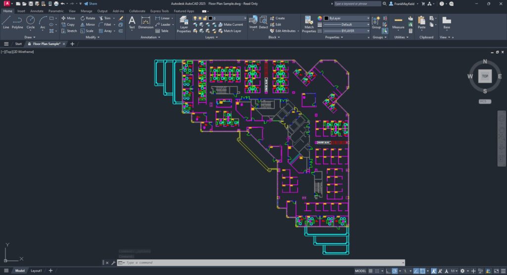 Interface real do AutoCAD mostrando uma planta arquitetônica completa