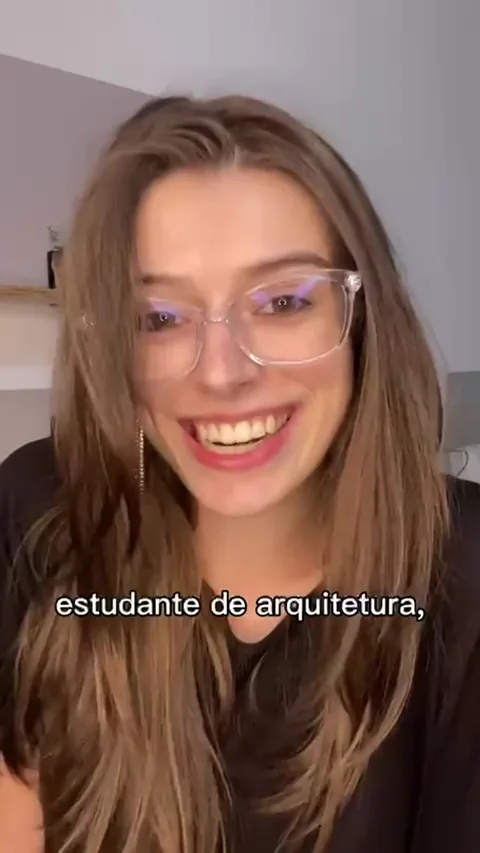 Natasha Chanoski, criadora de conteúdo de arquitetura no YouTube, falando da Mobflix