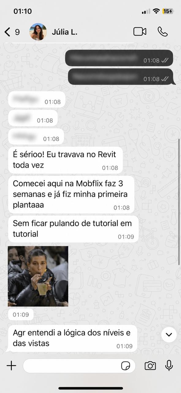 Print de conversa no WhatsApp: Júlia conta que travava no Revit, mas em 3 semanas de Mobflix já fez a primeira planta e entendeu a lógica dos níveis e vistas.